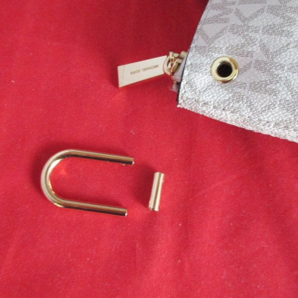 Michael Kors Sierra Signature Medium Messenger - Picture 7 of 13